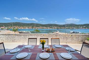 Villa für 8 Personen, mit Balkon und Meerblick sowie Pool in Marina