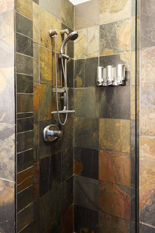 Hot Tub Fully Fenced Yard Spacious Bungalow Perfect for Families in Seattle, King County