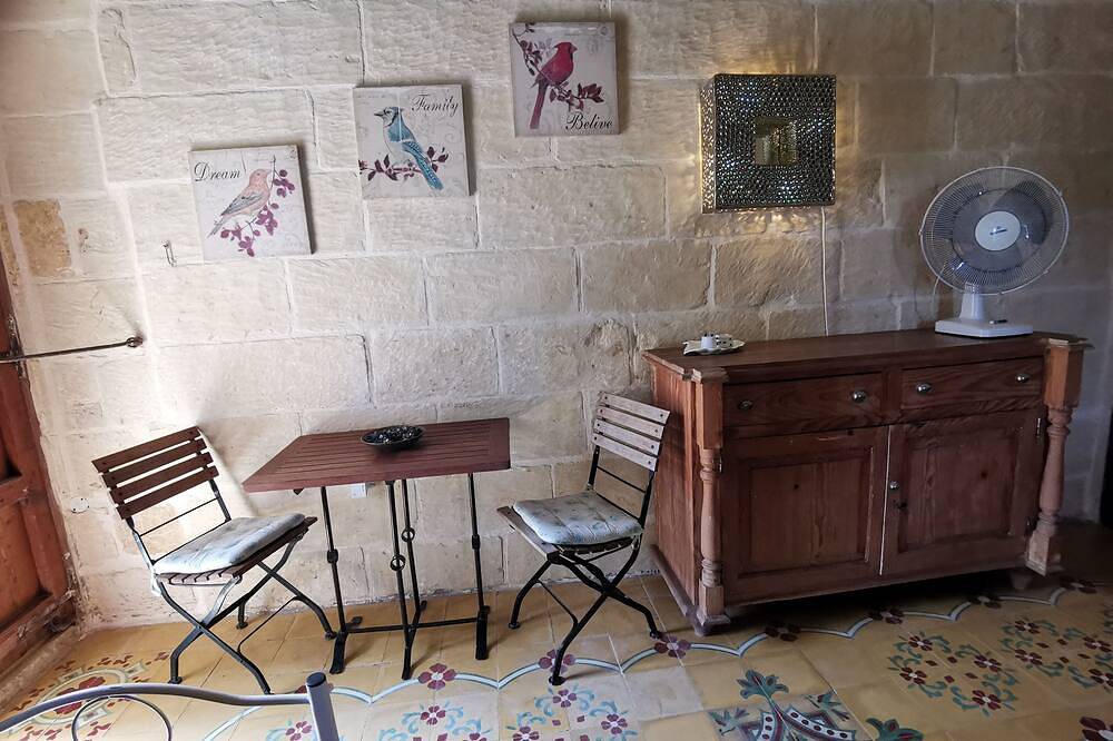Romantisches Landhaus, 9 Pers., 4 Schlafzimmer, privater Pool, Meerblick, Wifi in Nadur, Gozo