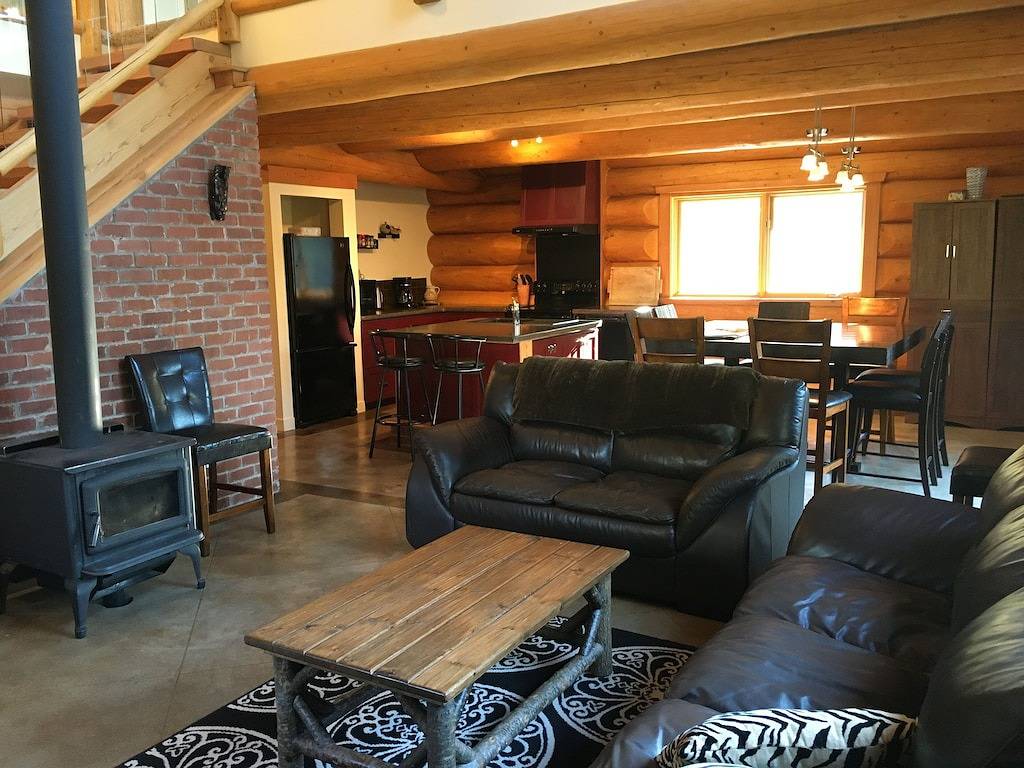 Goldenes Blockhaus über dem Tal in Kicking Horse