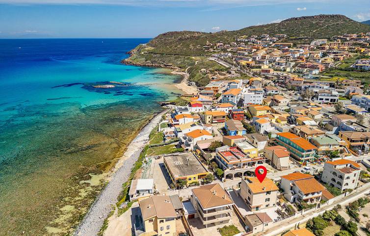 Appartamento intero, Appartamento sulla spiaggia con terrazza e parcheggio vicino alla spiaggia in Lu Bagnu, Castelsardo