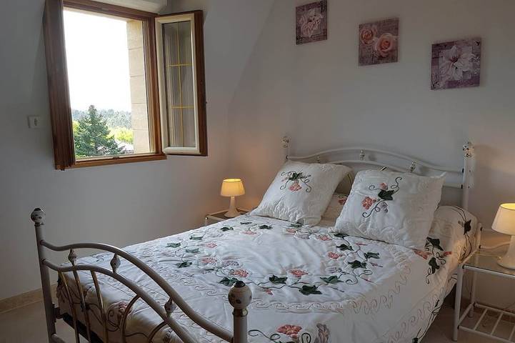 Location de vacances pour 10 personnes, avec terrasse ainsi que piscine et jardin à Saint-Geyrac - 3