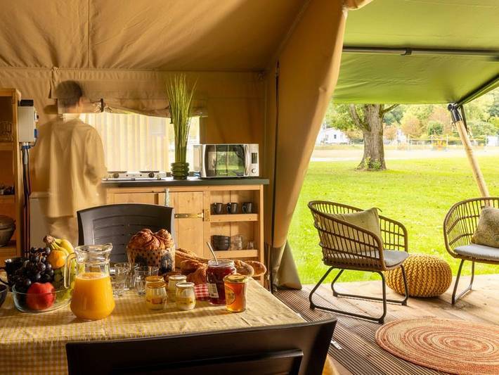 Camping Saintes Grandes Rives - Tente en toile et en bois 4 personnes - Safari Lodge - 2 chambres + Frigidaire + Terrasse in Saint-Georges-des-Coteaux, Région de Saintes