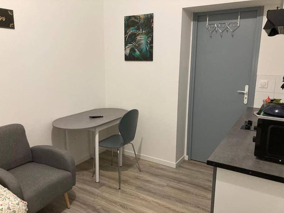 Appartement entier, One-Bedroom Apartment in Raismes, Région de Valenciennes
