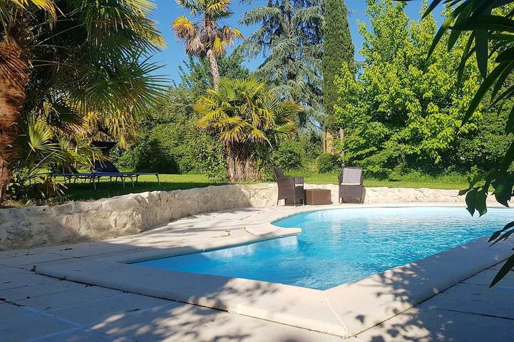 Gîte pour 8 personnes, avec jardin à Mézin