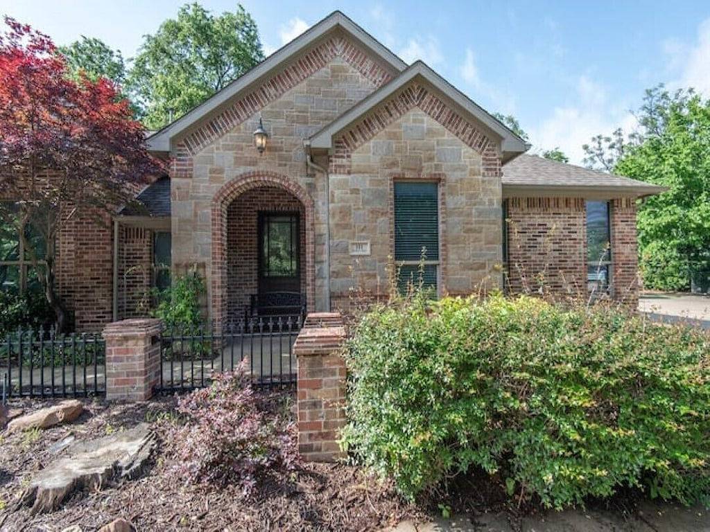 The First Place- Gorgeous 3/2 walk to Square/Twu in Denton, Denton County