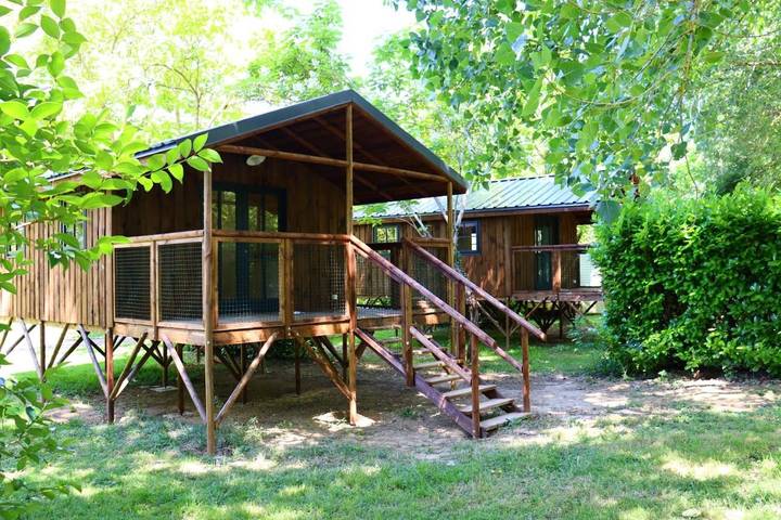 Camping pour 2 personnes, avec Terrasse et Jardin ainsi que Piscine et Vue