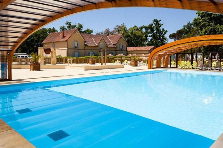 Camping pour 6 personnes, avec terrasse et bassin pour enfant ainsi que jardin et piscine