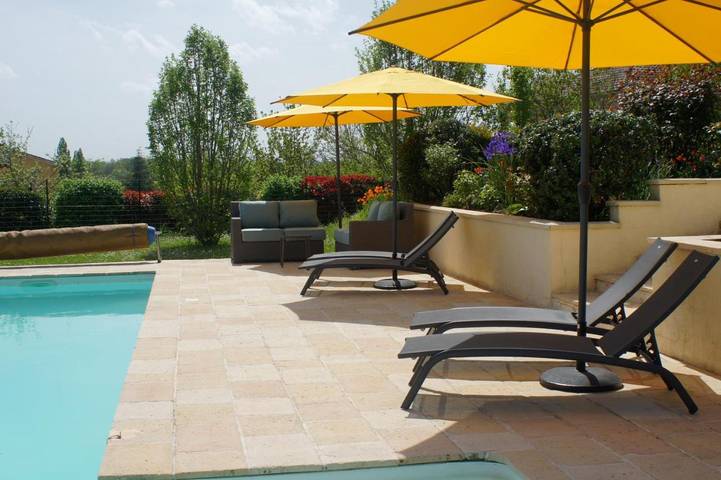 Location de vacances pour 2 personnes, avec terrasse et vue ainsi que jardin et piscine à Lembras - 3