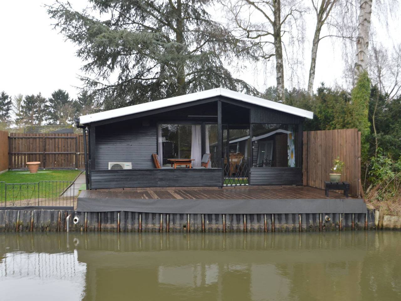 Moderne chalet aan het water in Geel, Antwerpen en omgeving