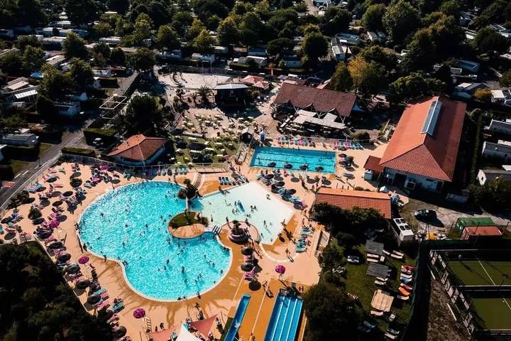Camping pour 8 personnes, avec Terrasse et Piscine