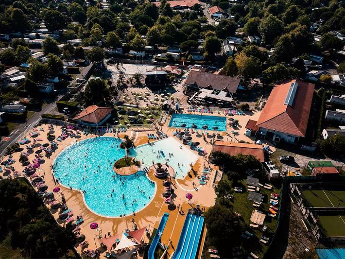 Camping pour 8 personnes, avec Terrasse et Piscine à Gastes