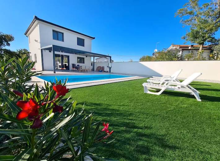 Villa für 11 Personen, mit Garten und Ausblick in Umag
