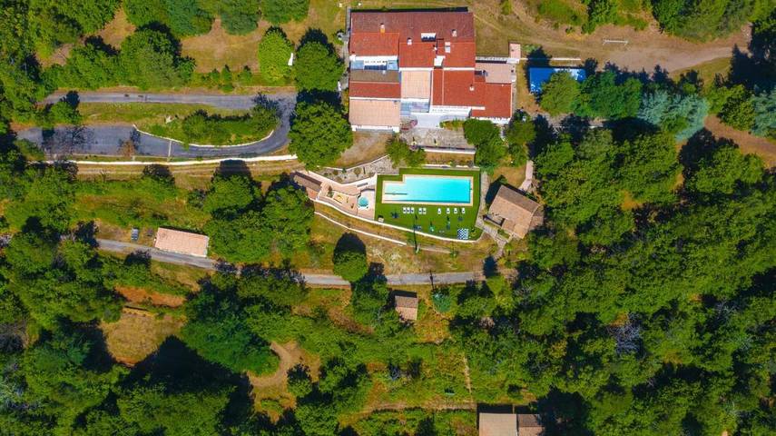 Auberge pour 2 personnes, avec Terrasse ainsi que Jardin et Piscine
