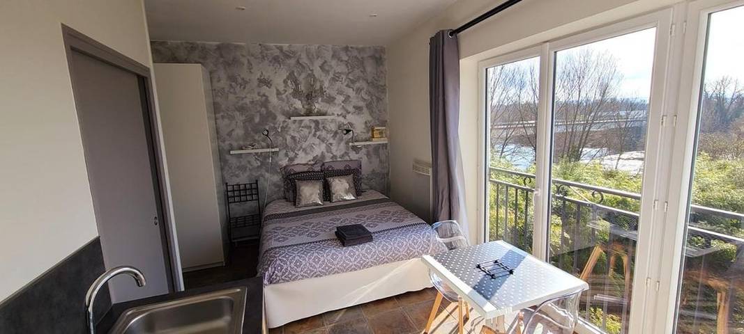 Gîte pour 2 personnes, avec Terrasse ainsi que Jardin et Vue à Saint-Maurice-de-Gourdans
