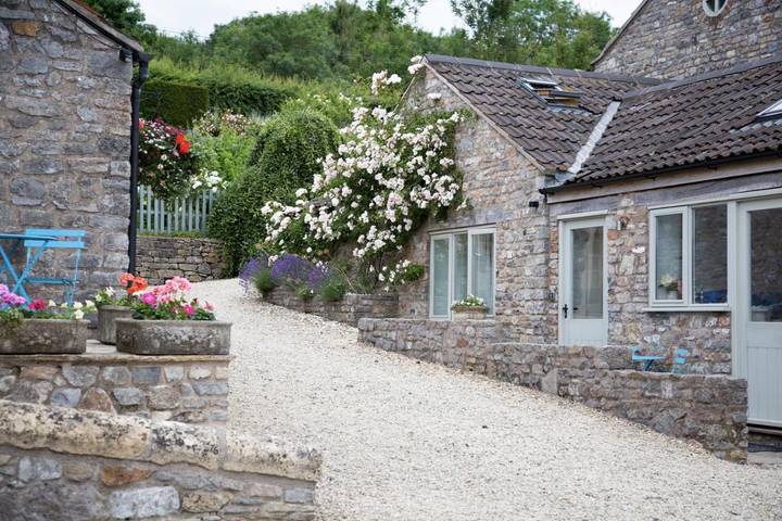 Vacation rental for 2 people, with Terrace and Yard as well as View in Bristol