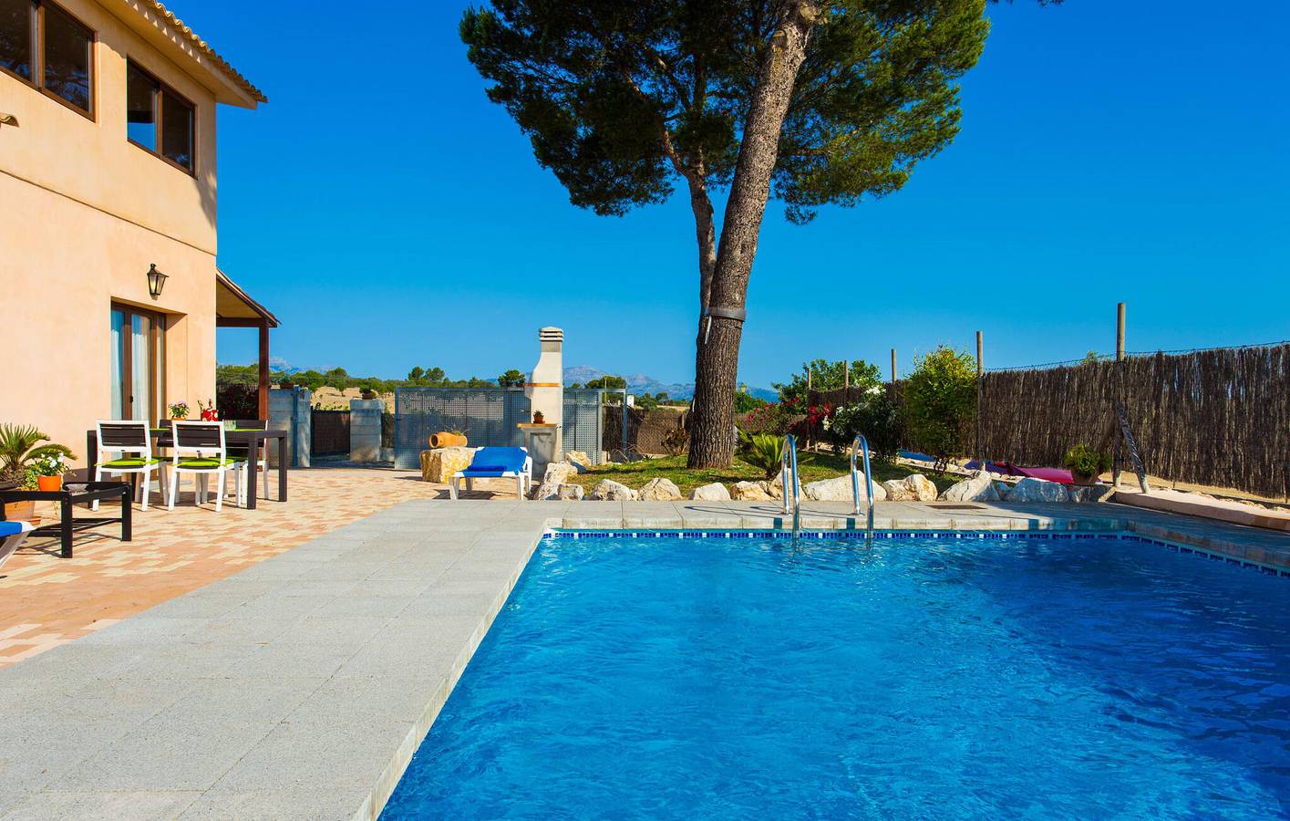 Moderno Apartamento con Terraza, Piscina y AA Cerca del Restaurante S'alqueria Turó in Santa Margalida, Mallorca Norte