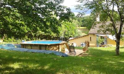 Location de vacances pour 4 personnes, avec piscine ainsi que jardin et vue à Saint-Jory-las-Bloux
