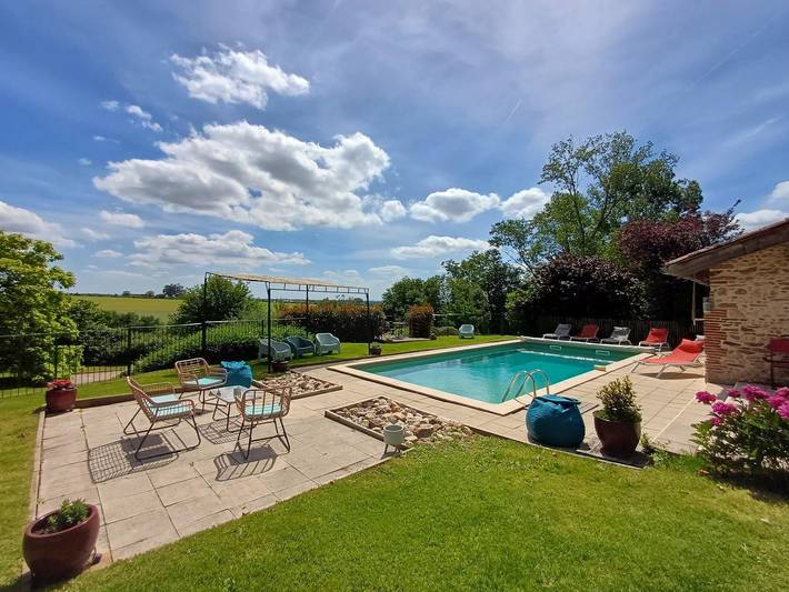 Gîte pour 30 personnes, avec Terrasse ainsi que Jardin et Piscine dans Bellegarde-Marsal