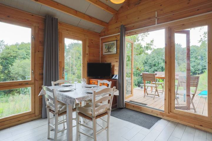 Chalet "Ty Koad" avec jacuzzi, terrasse et jardin partagés in Plouégat-Moysan, Région de Morlaix