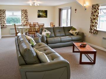 Log Cabin for 6 People in Weymouth, Dorset, Photo 2