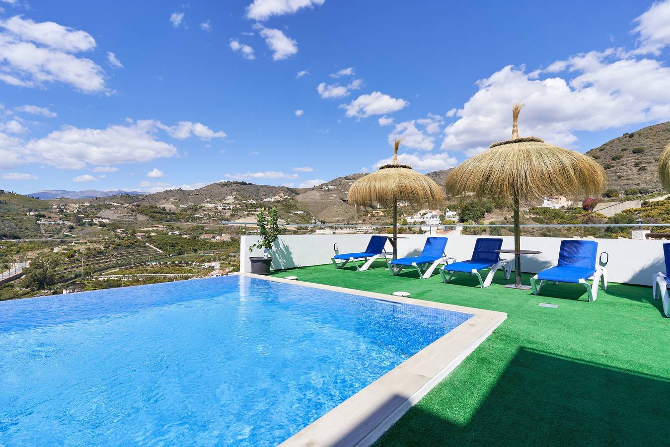 Casa de vacaciones 'Villa Joya Del Mediterraneo' con vistas al mar, Wi-Fi y aire acondicionado in Curumbico, Almuñecar