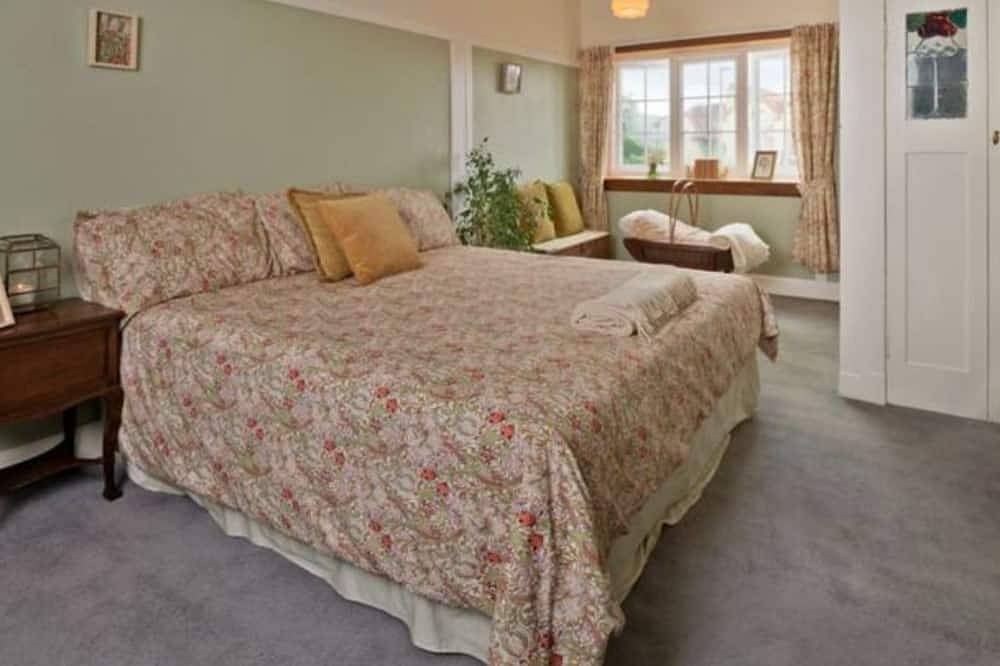 Bentinckhouse - sleeps 10 guests  in 3 bedrooms in Troon, Firth Of Clyde