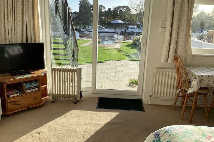 Entire apartment, Christchurch Riverside Studio With Fishing Available in Christchurch, Dorset