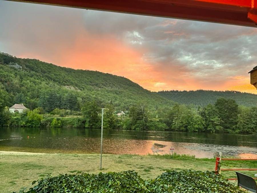 Flower Camping De la Plage - Chalet 4 persons - Confort 27m² 2 bedrooms + covered terrace 7m² - Tv 4 pers in Saint-Cirq-Lapopie, Causses du Quercy Regional Nature Park