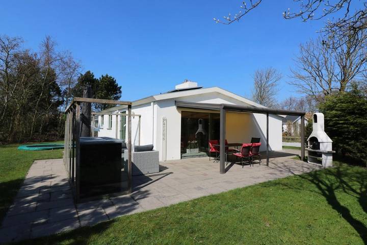 Vakantiehuis voor 6 personen, with Terras and Tuin as well as Sauna and Uitzicht in Nes