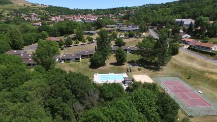 Parc de vacances pour 3 personnes, avec bassin pour enfant ainsi que piscine et terrasse à Parent