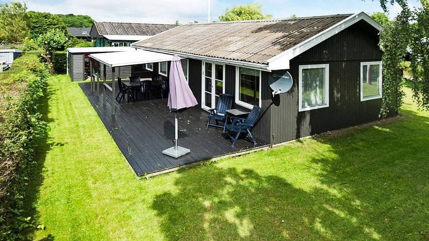 Ferieudlejning for 6 personer, med terrasse, husdyr tilladt i Pøt Strandby