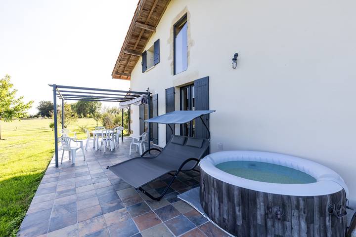 Villa 'Le Basque' in Bazas with Shared Pool, Private Terrace and Wi-Fi in Bazas, Langon region