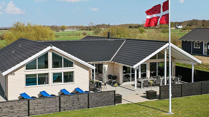 Ferieudlejning for 18 personer, med terrasse og sauna såvel som jacuzzi og pool, husdyr tilladt på Fyn
