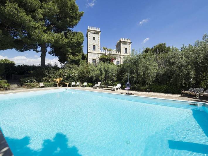 Ferienhaus für 10 Personen, mit Terrasse und Ausblick sowie Pool und Garten, mit Haustier