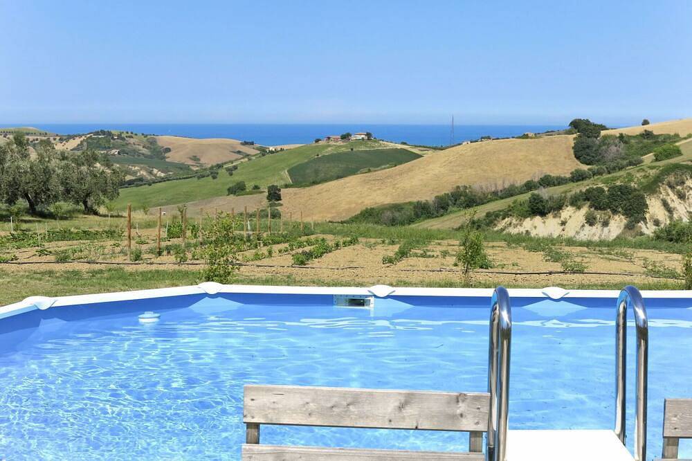 Appartamento in villa con vasca idromassaggio, piscina, Wifi, A/C, Tv, patio, vista panoramica in Provincia di Teramo