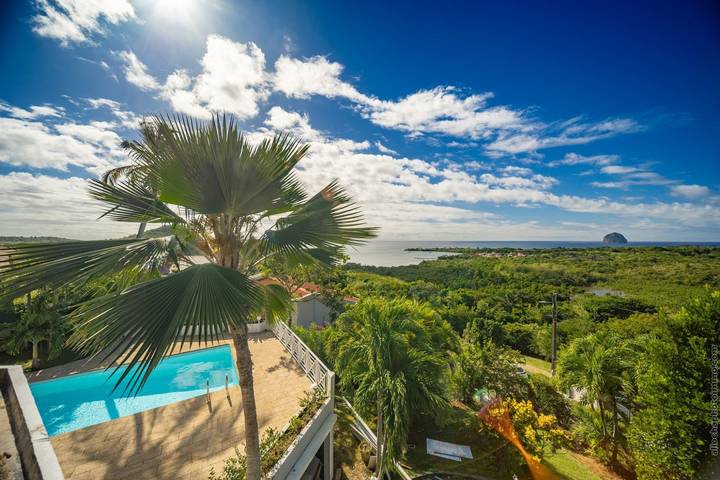 Location de vacances pour 10 personnes, avec piscine ainsi que balcon et jardin à Le Diamant - 2