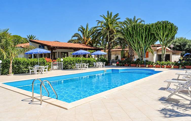 Ganze Ferienwohnung, Luxuriöses Apartment am Strand mit Pool und Parkplatz in Ricadi (gemeinde), Vibo Valentia Provinz