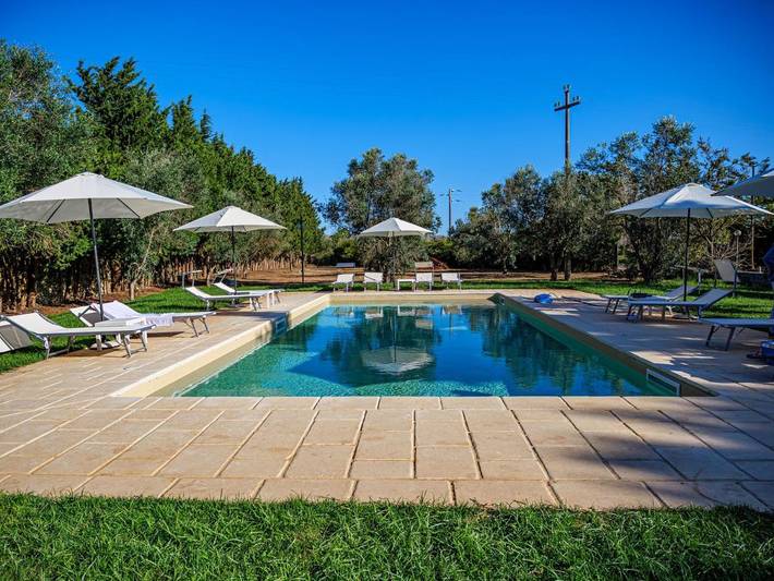 Apartahotel para 4 personas, con piscina además de terraza y jardín, Se admiten mascotas en Apulia