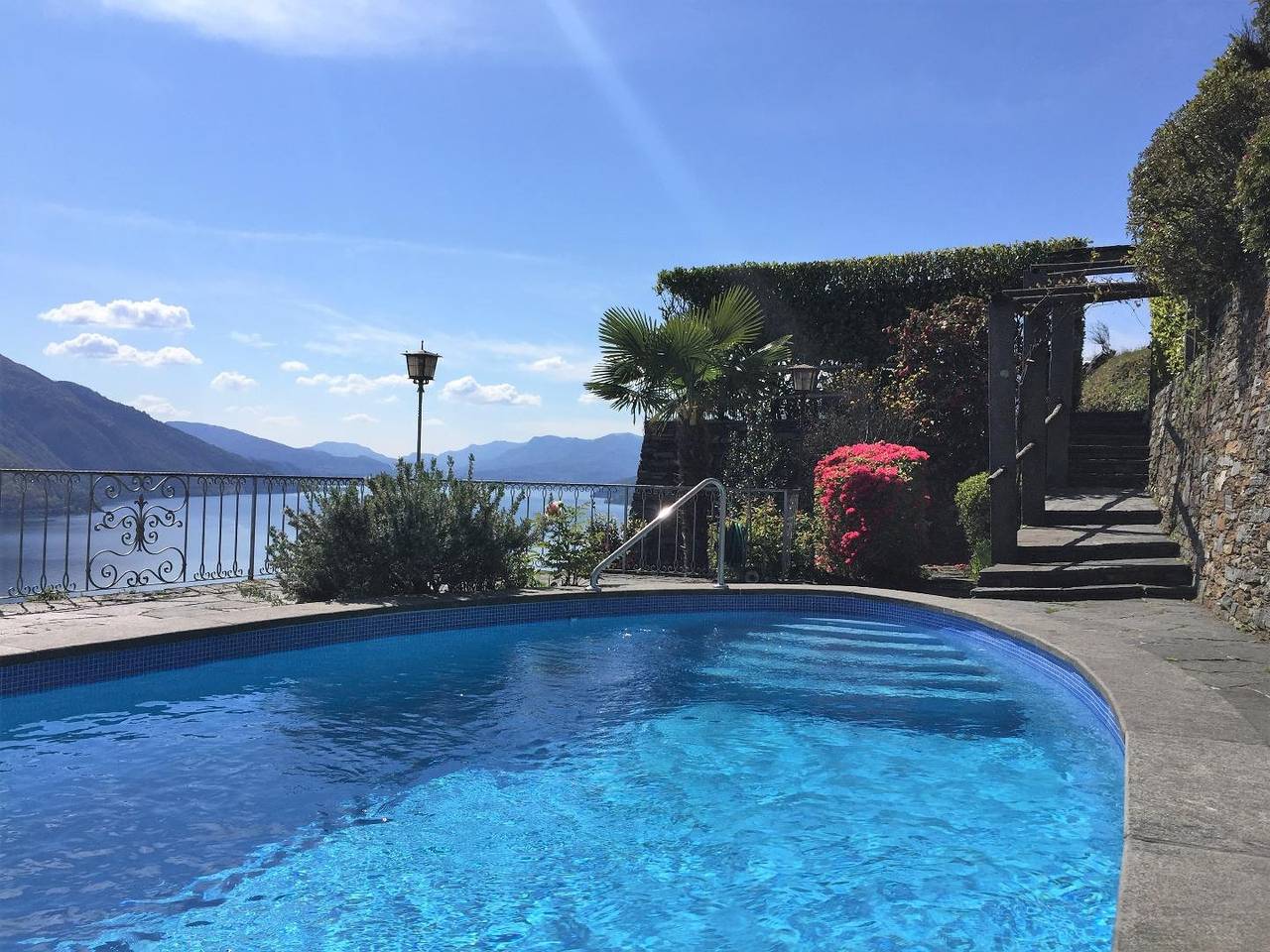 Grosszügiges Ferienhaus mit Pool und 180° Panoramasicht, ideal für Familien in Brissago, Tessiner Alpen