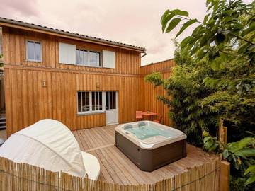 Location de vacances pour 2 personnes, avec vue ainsi que piscine et terrasse à La Réole