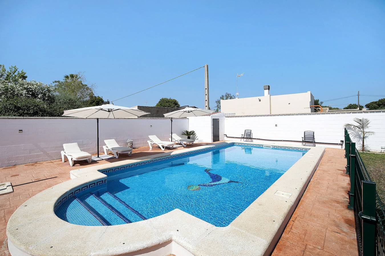 Villa 'Manuel' con piscina, jardín, terraza y Wi-Fi in Playa La Barrosa, Chiclana de la Frontera