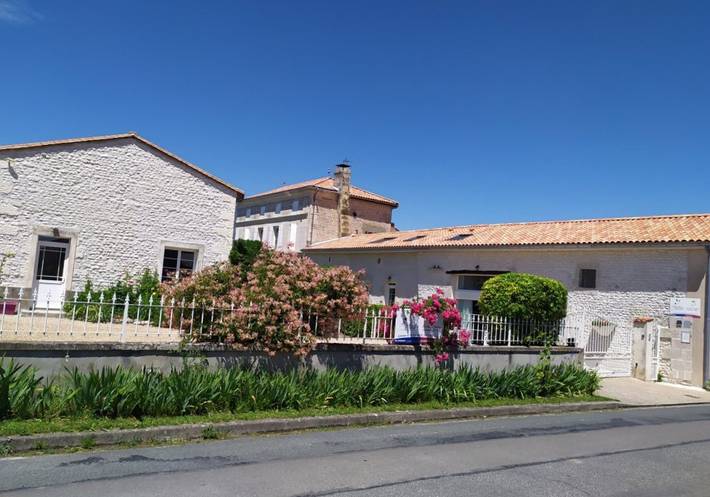 Cottage pour 2 personnes, avec piscine et jardin à Saint-Seurin-de-Palenne