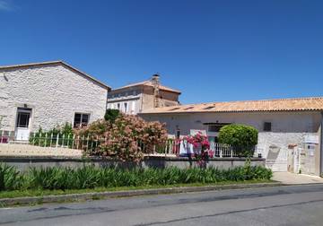 Chambre d’hôte pour 2 personnes, avec jardin et piscine à Saint-Seurin-de-Palenne