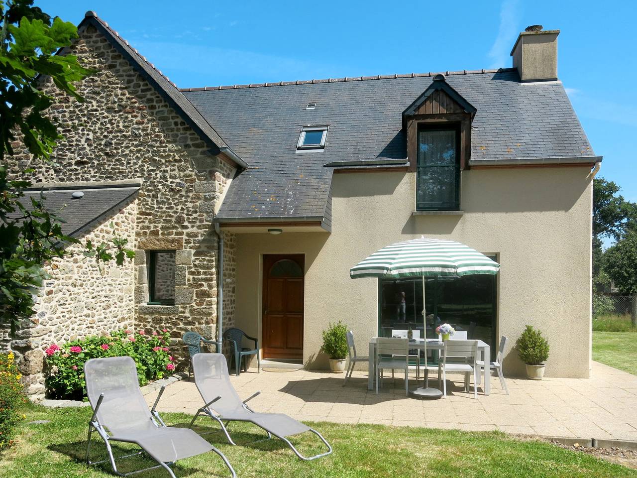 Le Petit Maître in Paroisse Bienheureuse Thérèse Fantou Du Mesnil, Región De Saint-Malo