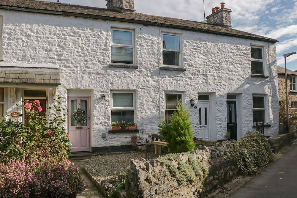 Gosling Cottage, pet friendly, country holiday cottage in Kendal in Kendal, Lake District