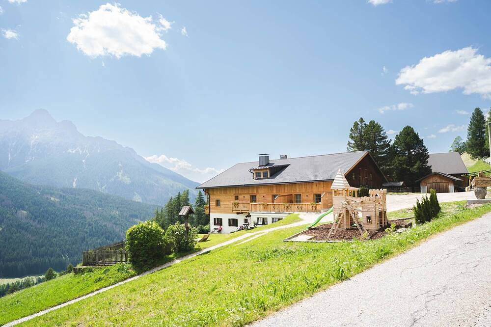 Entire apartment, Holiday Apartment 'Berg' with Mountain View, Shared Garden and Wi-Fi in Sexten, South Tyrol
