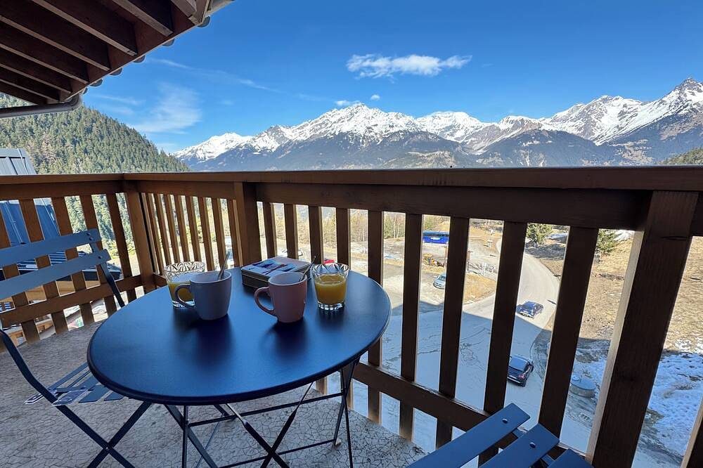Entire apartment, Cozy 4-person apartment with a mountain view in Valfréjus, Modane