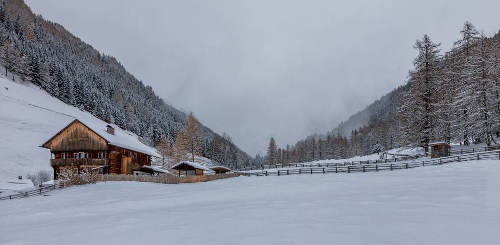 Chalet 'Kasern' mit Bergblick, privater Terrasse und WLAN in Gais, Kronplatz