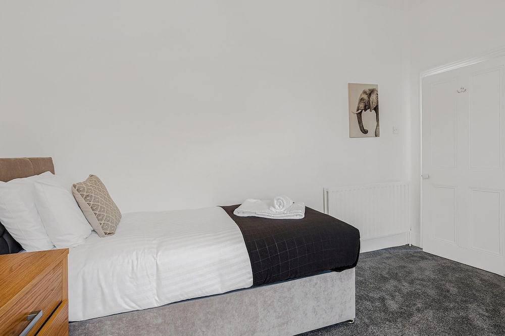 Heathrow Living Stanwell Serviced House 5 bedrooms in Spelthorne, Colne Valley Park